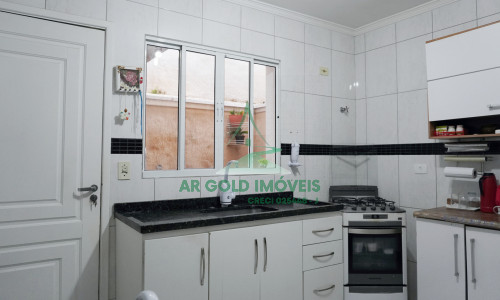 EXCLUSIVIDADE E CONFORTO: CASA COM 2 SUÍTES NA VILA POLOPOLI!